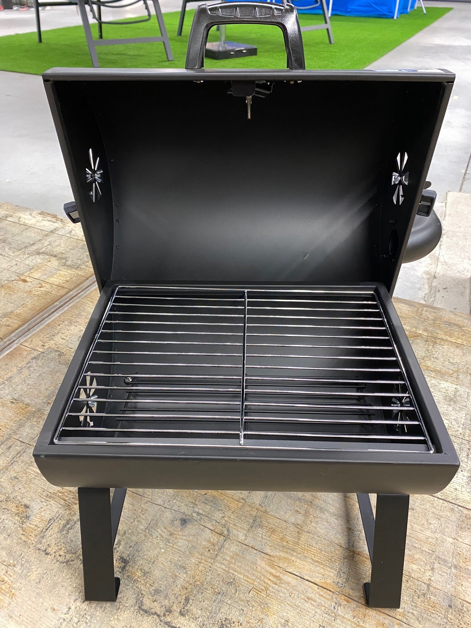 Mini olievat barbecue, open deksel met rooster en twee zijhandgrepen