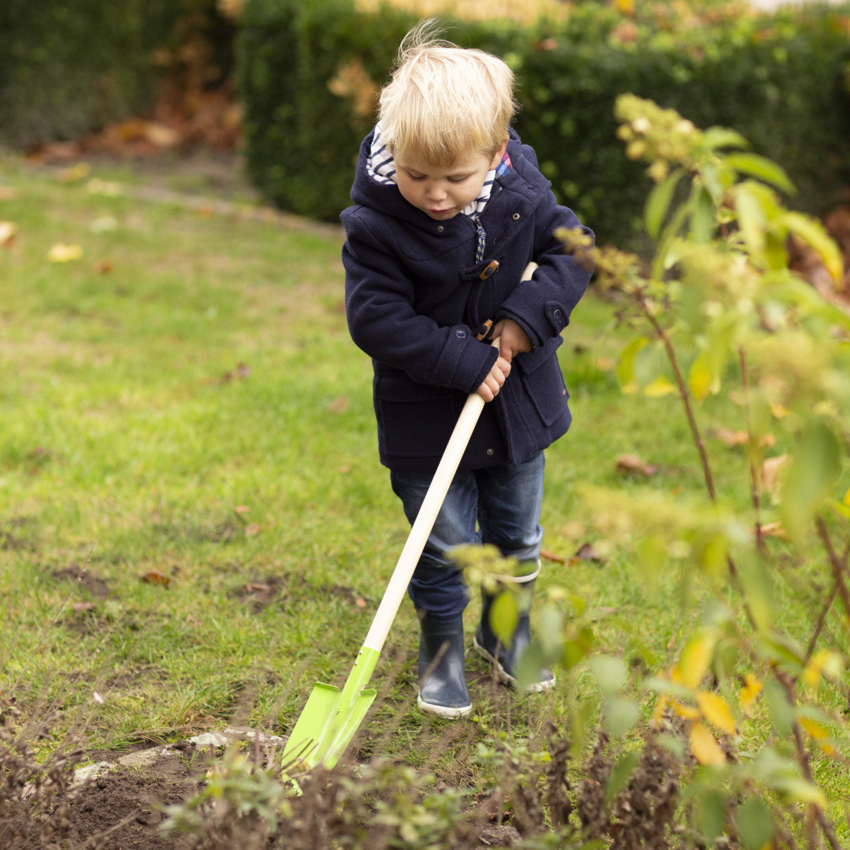Kinder schep met houten steel en limegroen schepblad.