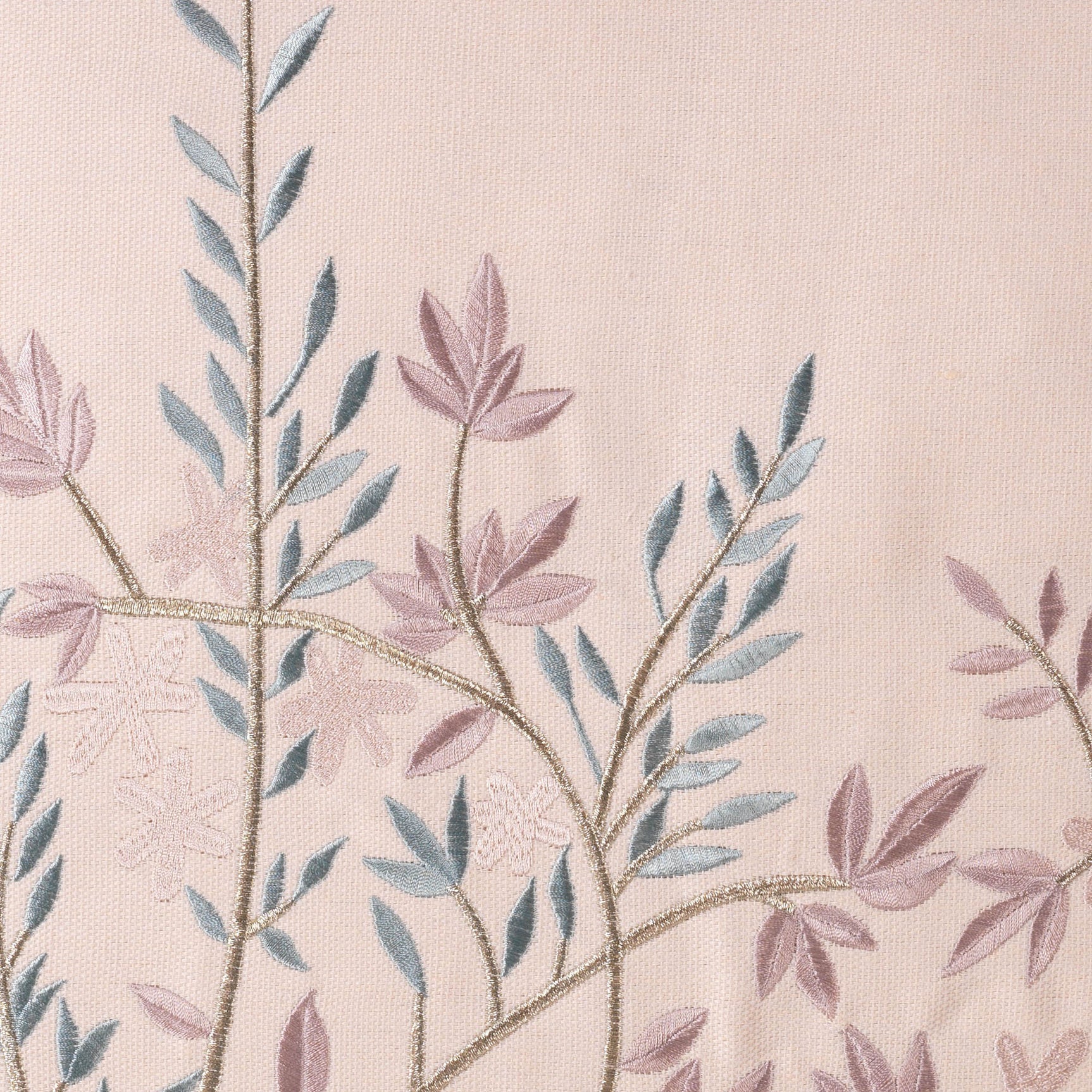 Sierkussen 45x45 cm, close-up van geborduurde blauwe en roze bladeren op lichtroze