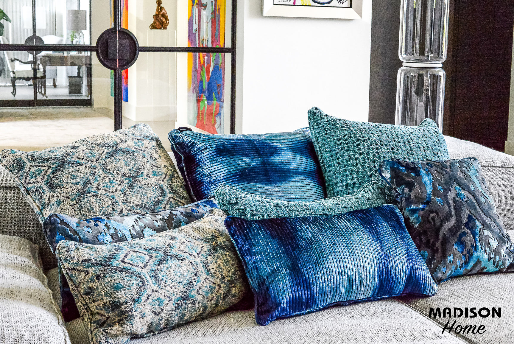 Blauw sierkussen op bank met ruitpatroon en effen blauw accent