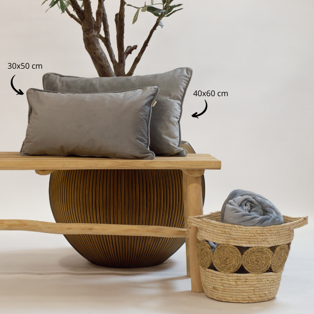 Rechthoekige lichtgrijze fluwelen sierkussens op houten meubel, verschillende maten