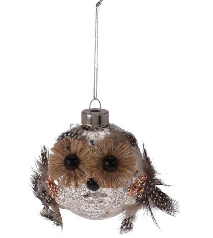 Kersthanger uil met veertjes, bruine en witte pluimen, metalen lus om op te hangen.