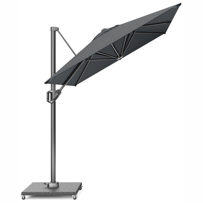 Antraciete zweefparasol met open doek, zichtbare ribben en ronde voet op wielen