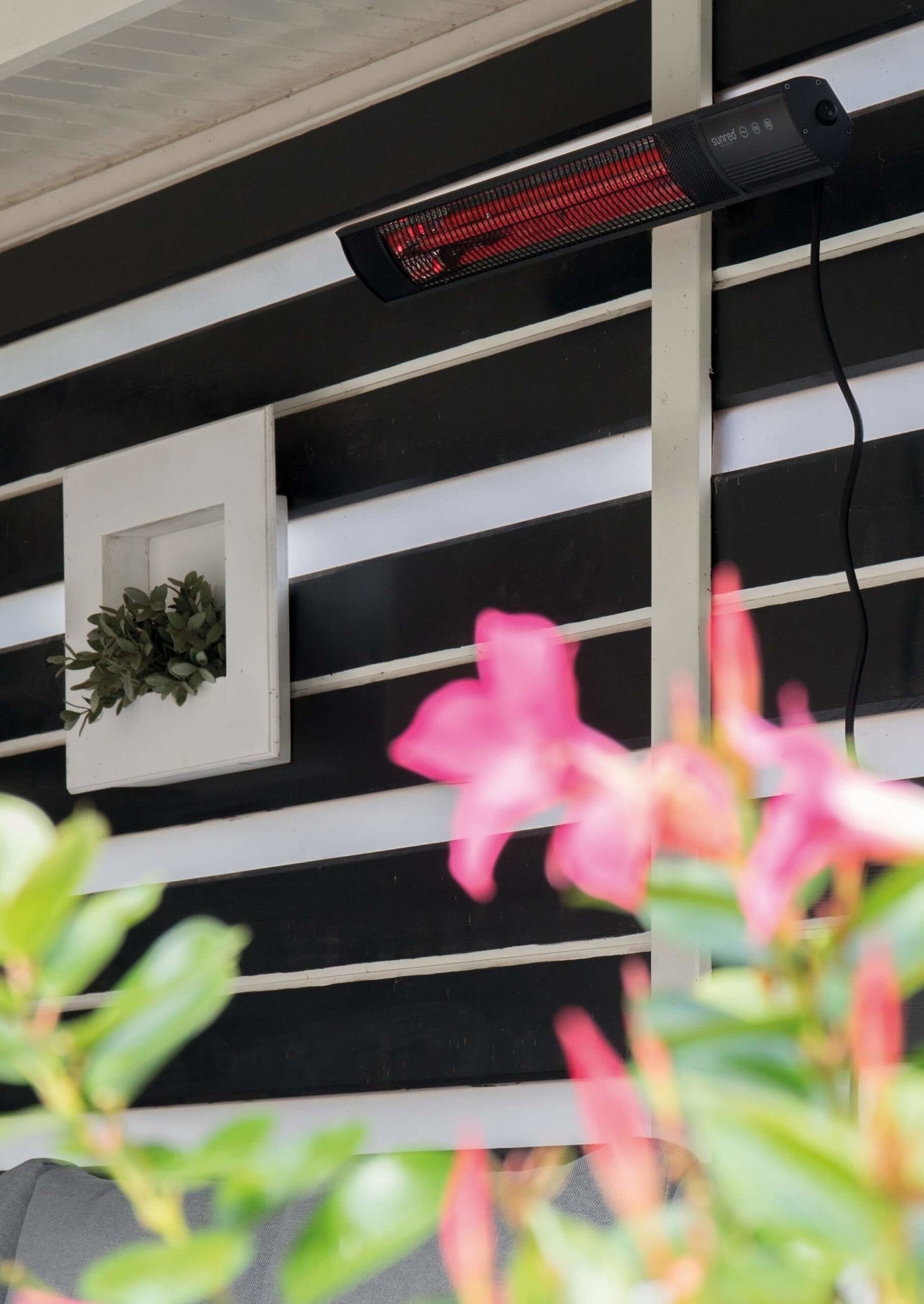Sunred Royal Diamond wandverwarming gemonteerd onder veranda met rode gloed