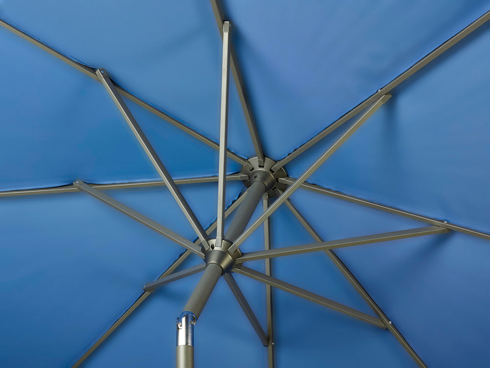 Blauwe parasoldoek met metalen spaken en centrale knoop