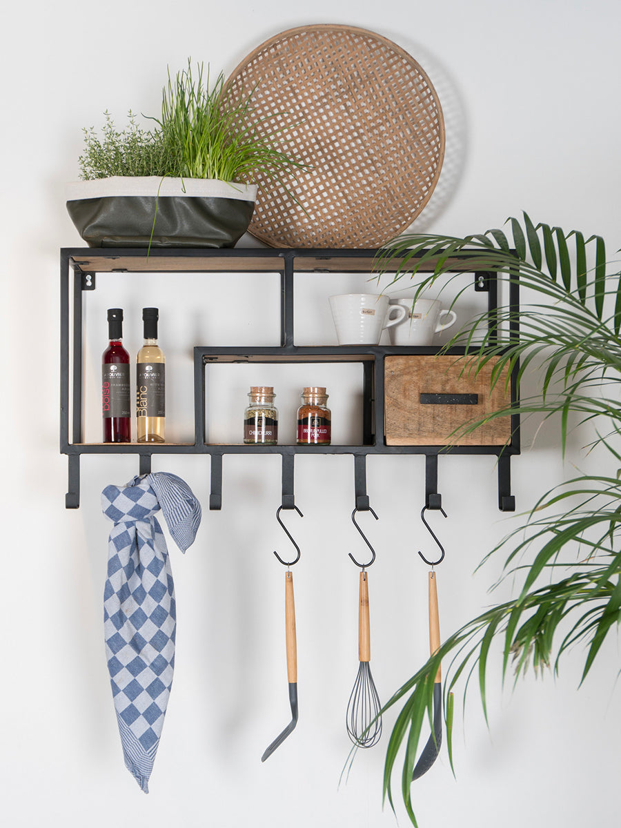 Kapstokwandkast met houten legplanken, donkere metalen frame en vijf kledinghaken