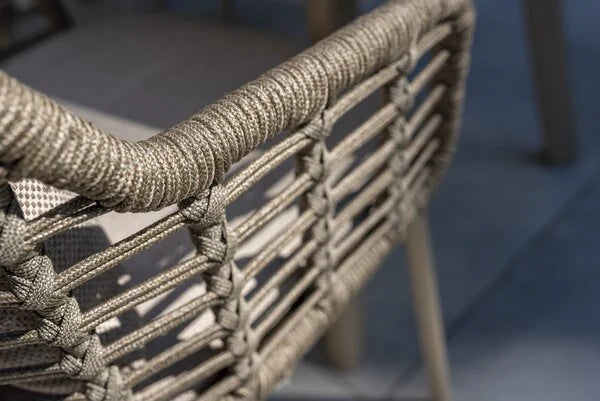 Vlechtwerkrand van grijs-beige eetkamerstoel met strakke verbindingsnaden