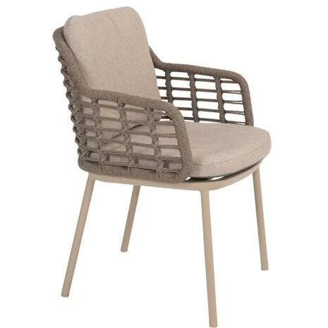 Eetkamerstoel met grijs-beige zitting, hoge rugleuning en vlechtwerk ombouw