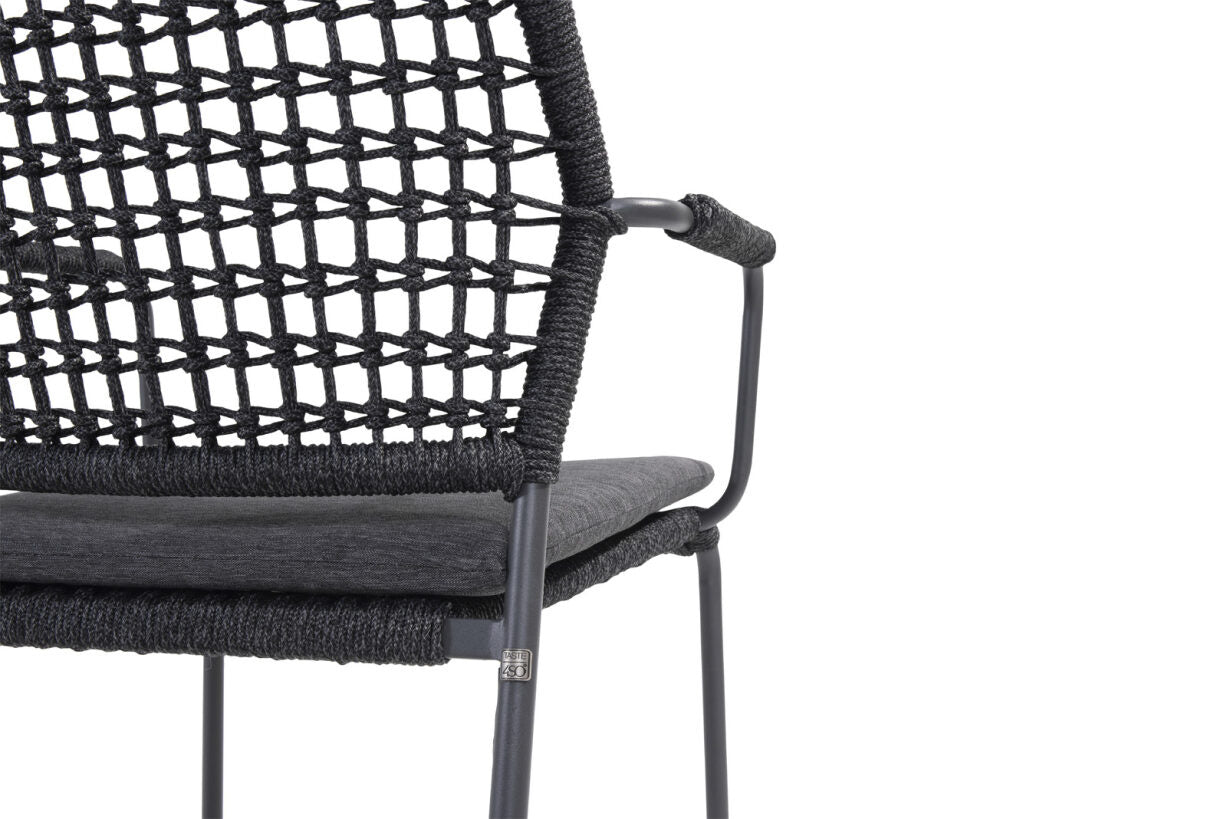 Antraciet diningstoel met gevlochten rug en zittingkussen, metalen arm