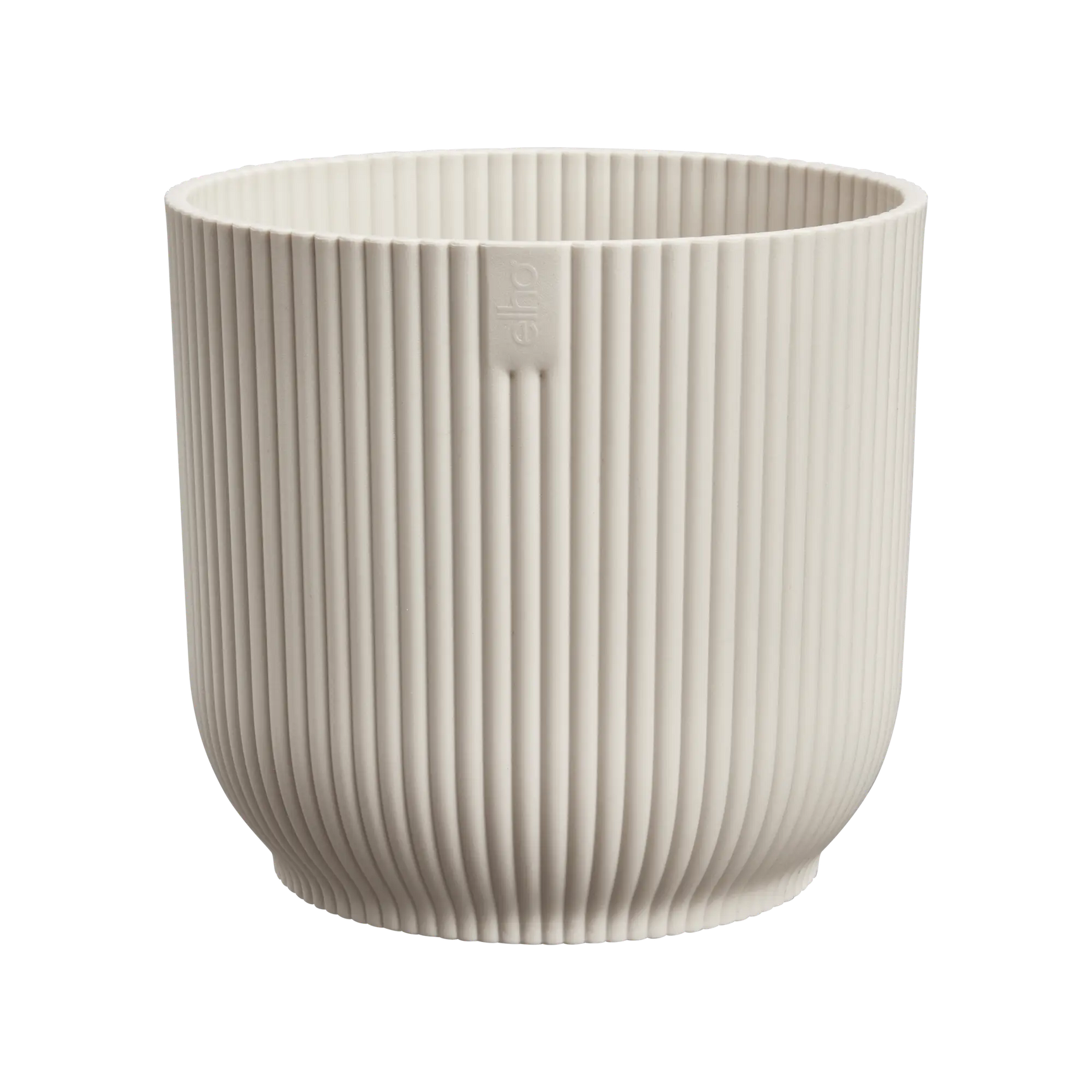Witte ronde plantenbak met elho-logo en geribbelde linnen-look wand