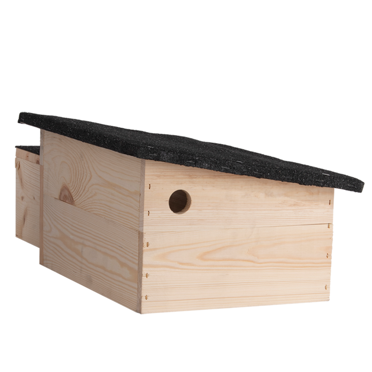 Egelhuis van hout met zwart dak en ronde ingang op zijpaneel.