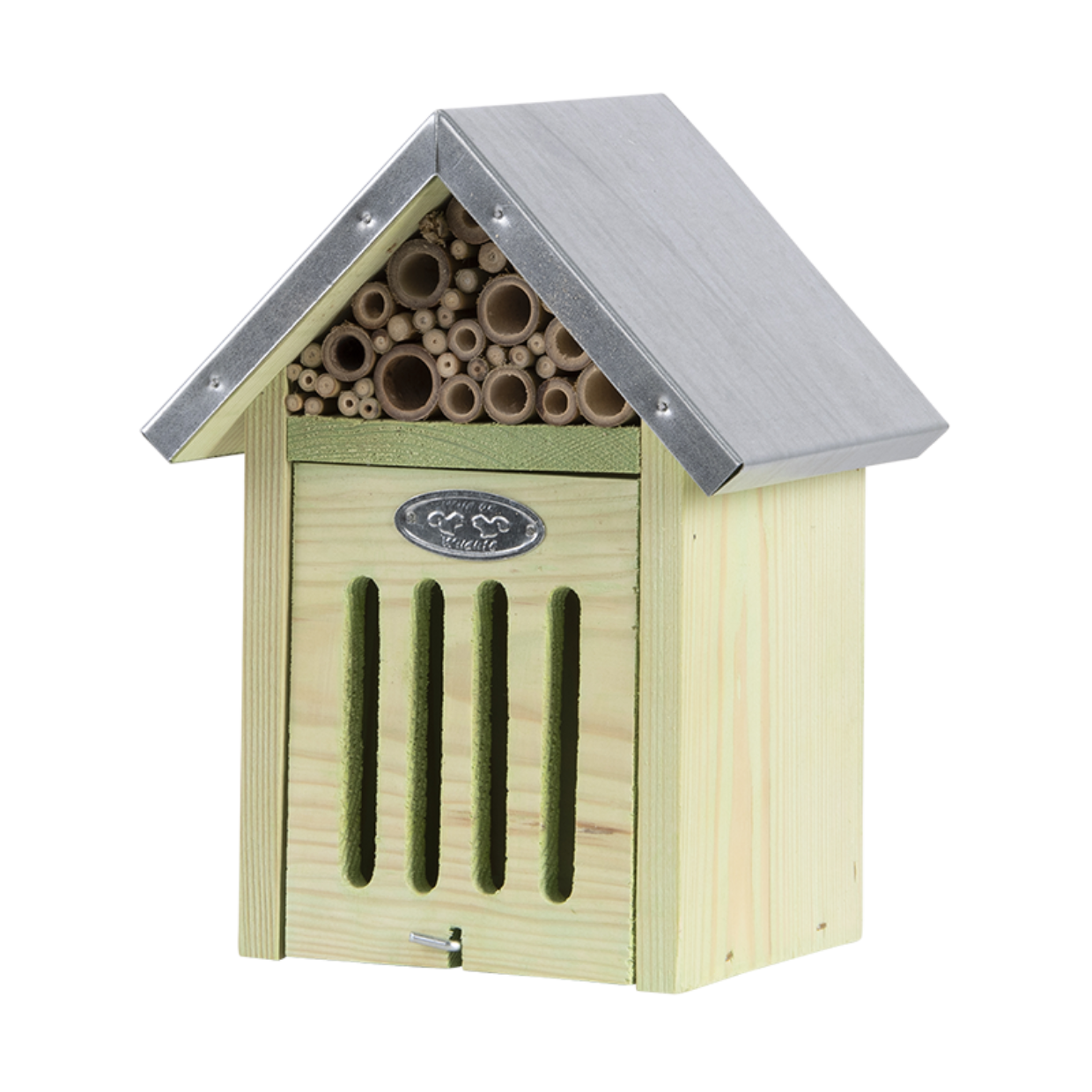 Insectenhotel van hout met grijze dakplaat en zichtbare nestbuizen