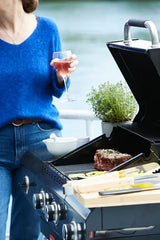 Grafiet barbecue met open deksel en vlees op het grillrooster