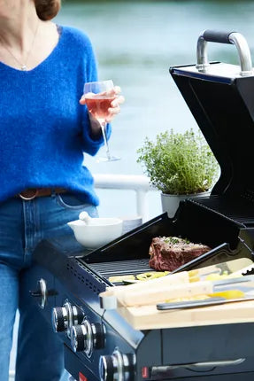 Grafiet barbecue met open deksel en vlees op het grillrooster