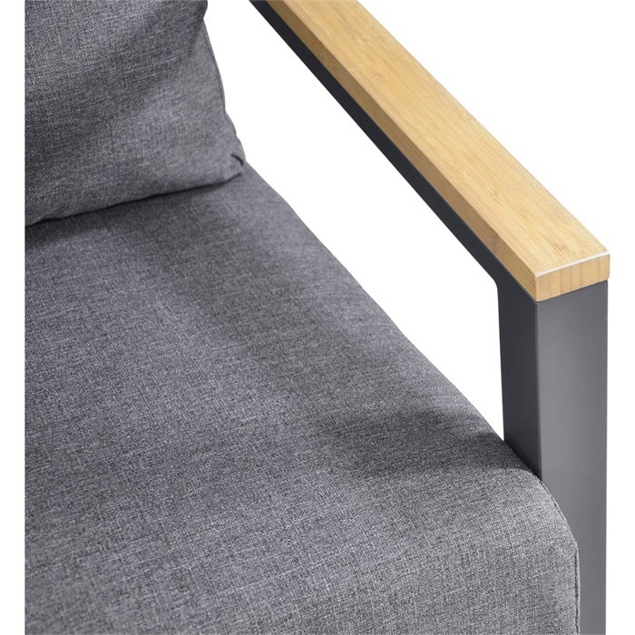 Fauteuilarmleuning met houtlook latten en grijs frame; grijze zit- en rugkussens