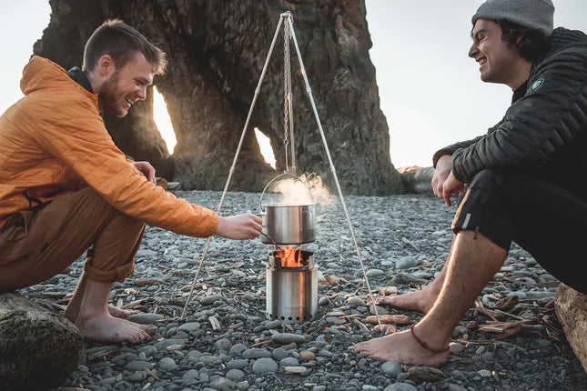RVS vuurkorf op driepoot met brander en opzetpot in gebruik