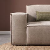 Chaise longue met lichtbeige stoffen arm en rugkussen, detail van stiksels