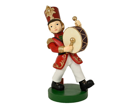 Polyresin beeldje van jongen met trommel, rode jas, witte broek en zwarte laarzen, 50cm