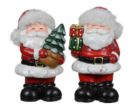 Terracotta kerstman beeldje met rode jas, witte baard en zwarte laarzen, met groene boom en cadeau.