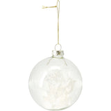 Decoratieve kerstbal van helder glas met wit reliëfpatroon en gouden ophanglus.