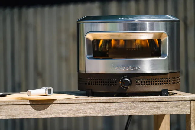 Solo Stove Pi Prime pizzaoven met open vuurraam op houten blad