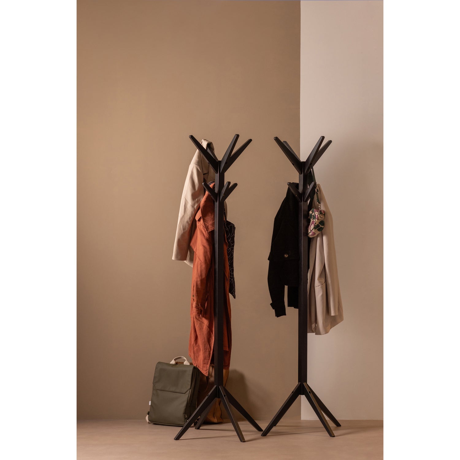 STUDIO STAANDE KAPSTOK ZWART