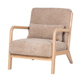 Zandkleurige chenille fauteuil met houten armleuningen en houten poten.