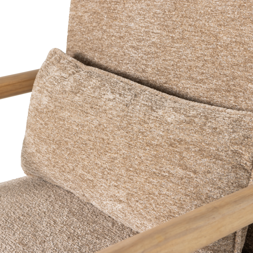 Zandkleurige chenille rug- en zitkussen met rechte, genaaide naden.