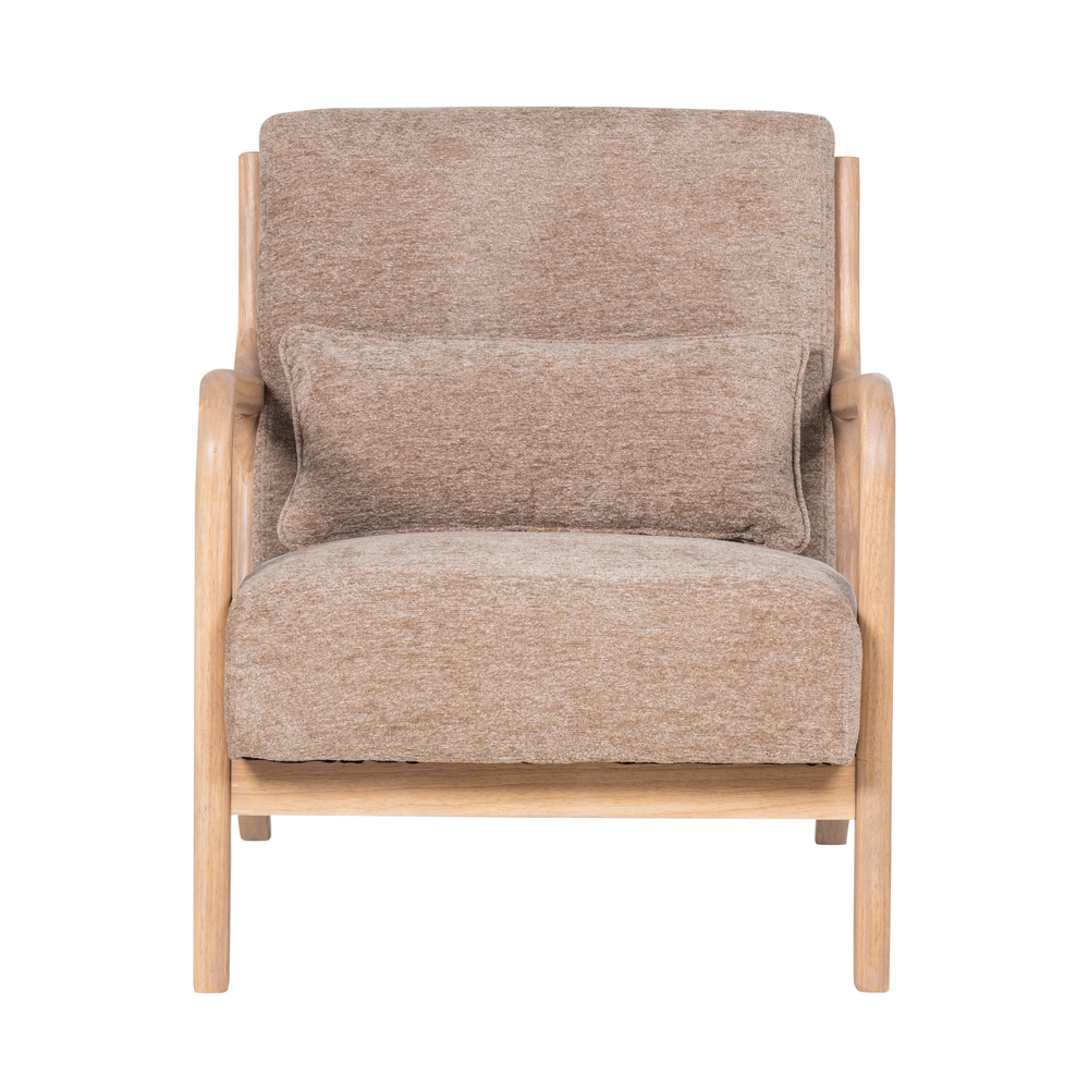 Zandkleurige chenille fauteuil met houten poten en armleuningen.