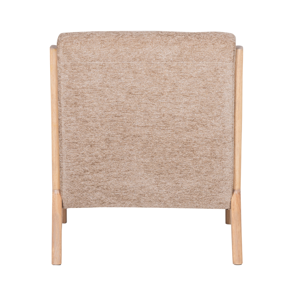 Achteraanzicht: zandkleurige chenille fauteuil met houten poten.