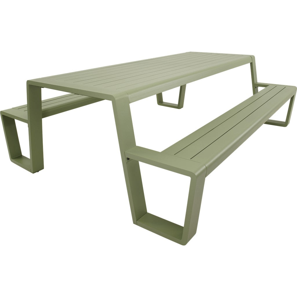 Picknicktafel met twee lange banken, zachtgroene lamellen.