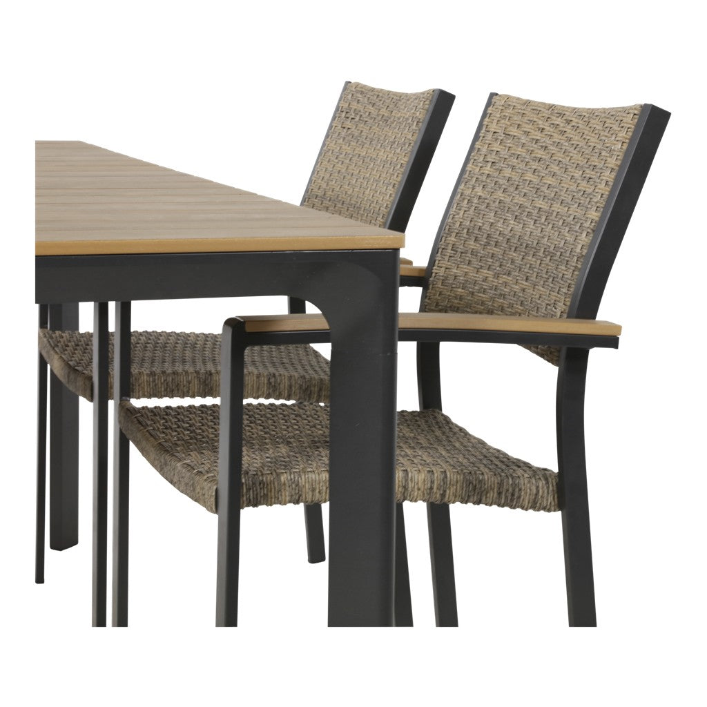 Tuinset zijaanzicht: tafel met houten look blad, stoelen met beige weefbekleding