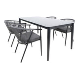 Witte eettafel met zwart frame en grijze rotan stoelen met gestoffeerde zitting