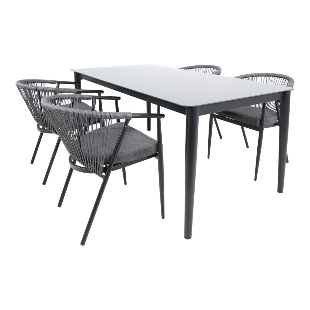 Witte eettafel met zwart frame en grijze rotan stoelen met gestoffeerde zitting