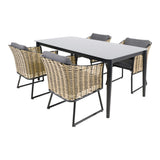 Witte eettafel met beige rotan stoelen en grijze zitkussens
