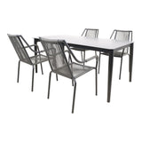 Witte eettafel met grijze draadstoelen en armleuningen