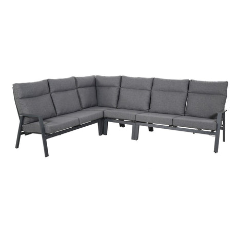 Loungehoekset met grijze kussens en zwarte poten, hoekbank met lage armleuningen.