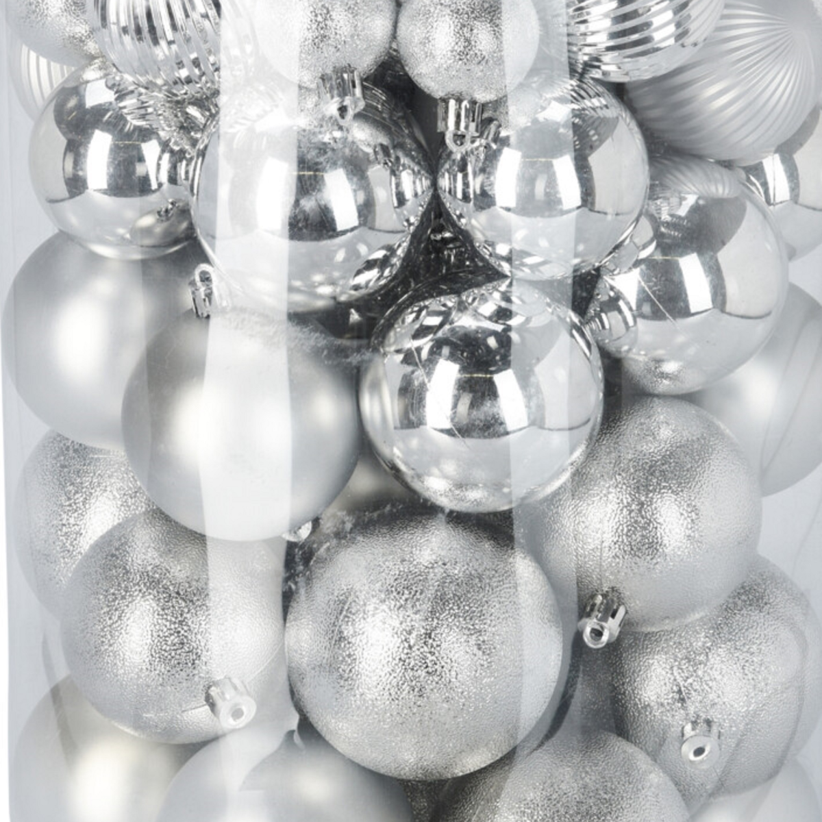 Zilverkleurige kunststof kerstballen met ophanghaakjes, close-up