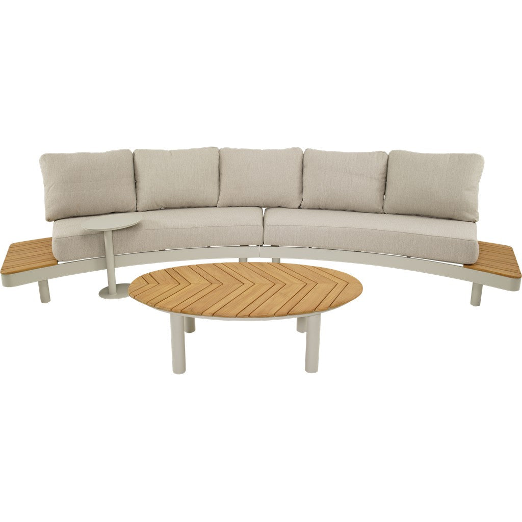 Loungebank met lichtgrijze zitkussens en rond houten bijzettafeltje
