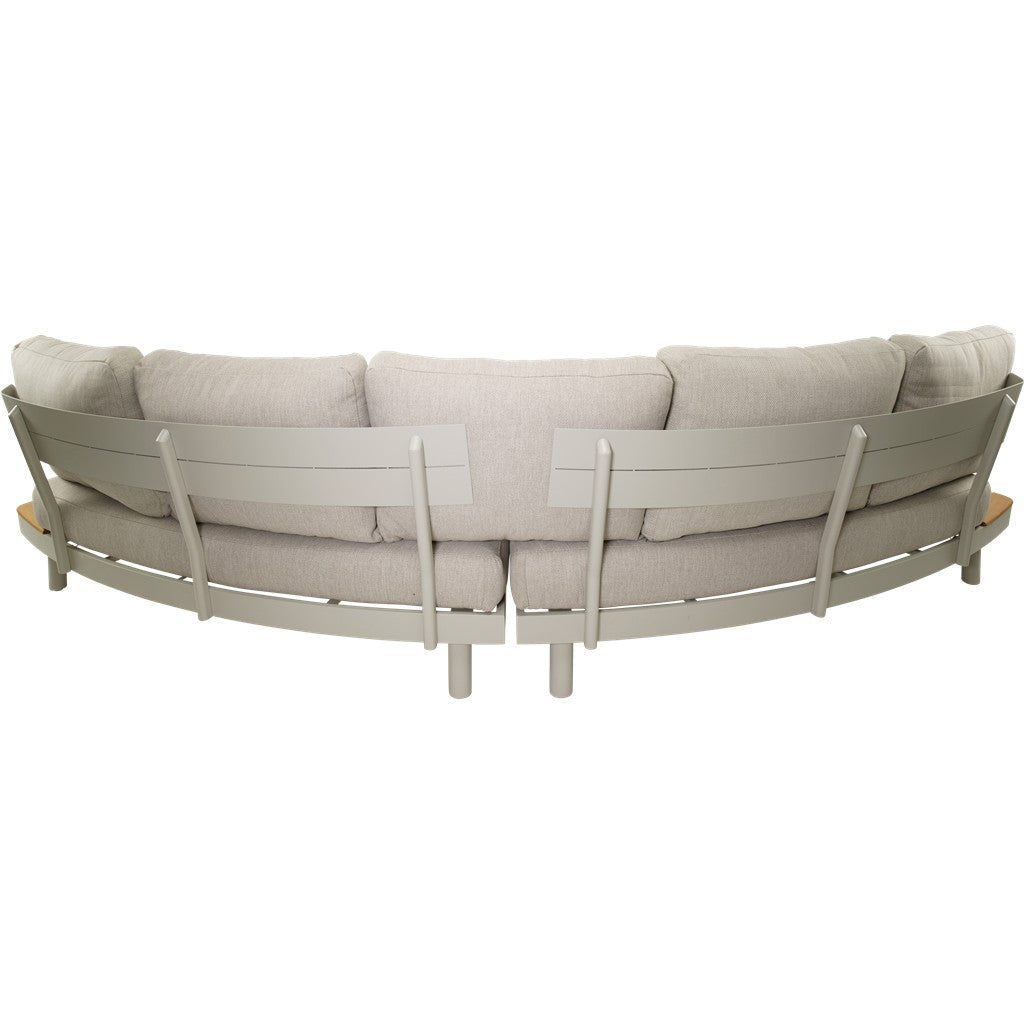 Achteraanzicht van loungebank met lichtgrijze bekleding en witte framebogen