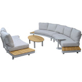 Loungeset met lichtgrijze banken, ronde tafels en houten zitdelen
