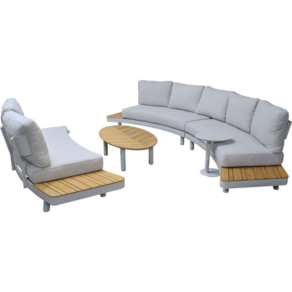 Loungeset met lichtgrijze banken, ronde tafels en houten zitdelen