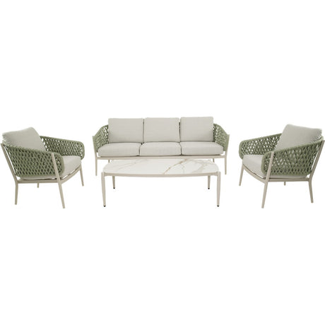Loungeset met beige kussens en 2 groene stoelen rond de bank