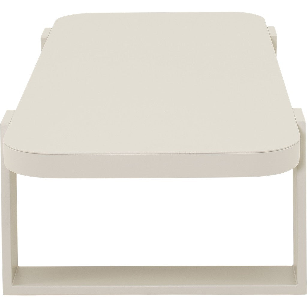 Lounge-voetbank met gladde lichtgekleurde zitting en lichtbeige, open onderstel