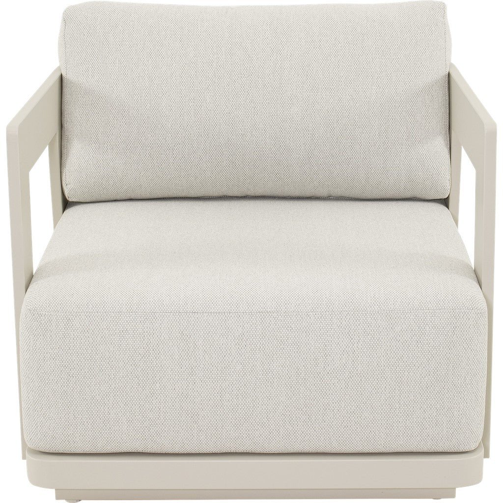 Fauteuil met lichtbeige zit- en rugkussen, witte armleuningen en frame