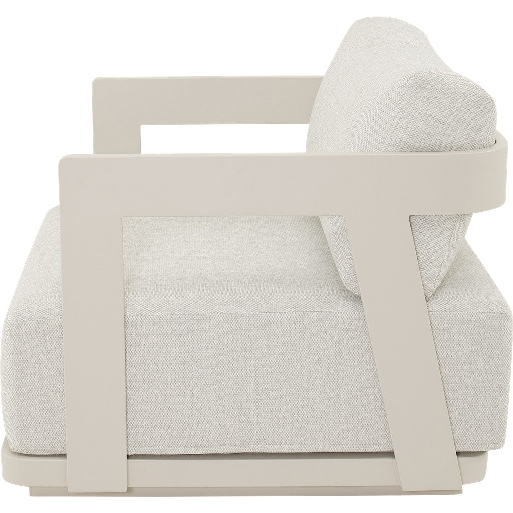 Fauteuil met lichtbeige kussen en witte frame-opening, armleuning en rugkussen