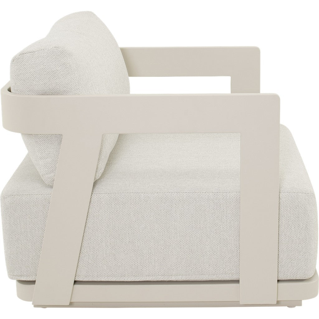 Fauteuil met lichtbeige bekleding, witte zijpanelen en afgeronde armleuning