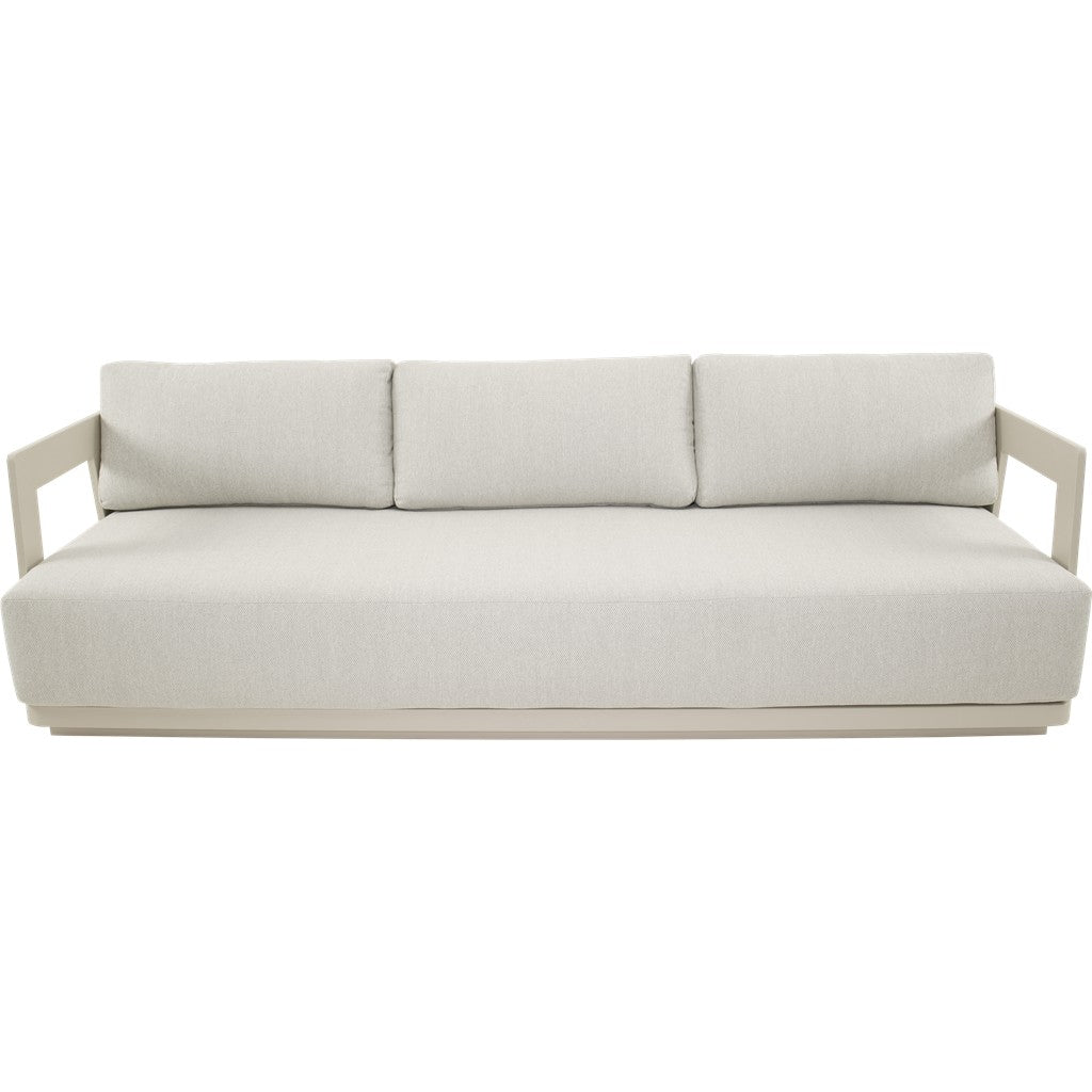 3-zitsbank met lichtbeige bekleding en witte zijframes, lage rugkussens