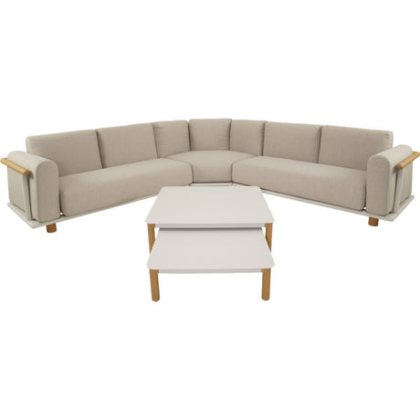 Loungehoekset met lichtgrijze bekleding en houten accenten; lage hoekbank met voeten