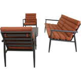Loungeset met fauteuils en bank met terracotta kussens, donker metalen frame.